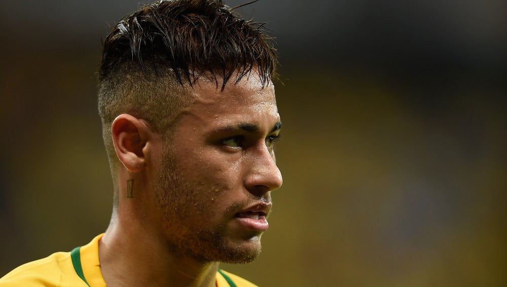 Neymar jugando con la selección brasileña