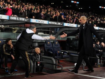 Mourinho y Guardiola dándose la mano en la final de la Copa del Rey de 2012
