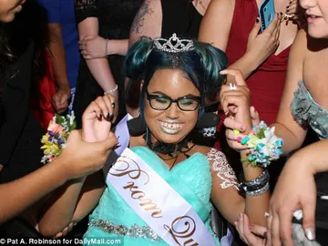 Jerika Bolen , 14 , fue capaz de vivir uno de sus sueños por la reina del baile de haberse coronado en un baile especial en su honor. Jerika Bolen , 14 , fue capaz de vivir uno de sus sueños por la reina del baile de haberse coronado en un baile especial en su honor.