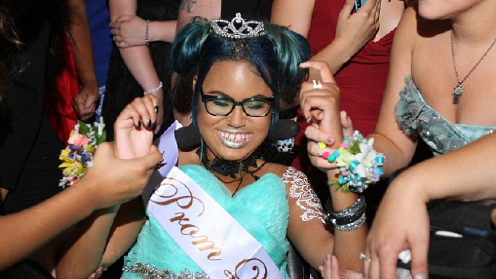 Jerika Bolen , 14 , fue capaz de vivir uno de sus sue&ntilde;os por la reina del baile de haberse coronado en un baile especial en su honor.