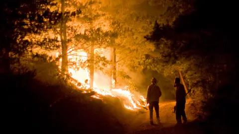 incendio forestal amenaza 1.500 viviendas en Santa Clarita incendio forestal amenaza 1.500 viviendas en Santa Clarita