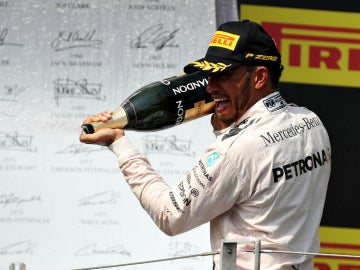 Hamilton, feliz con el champán