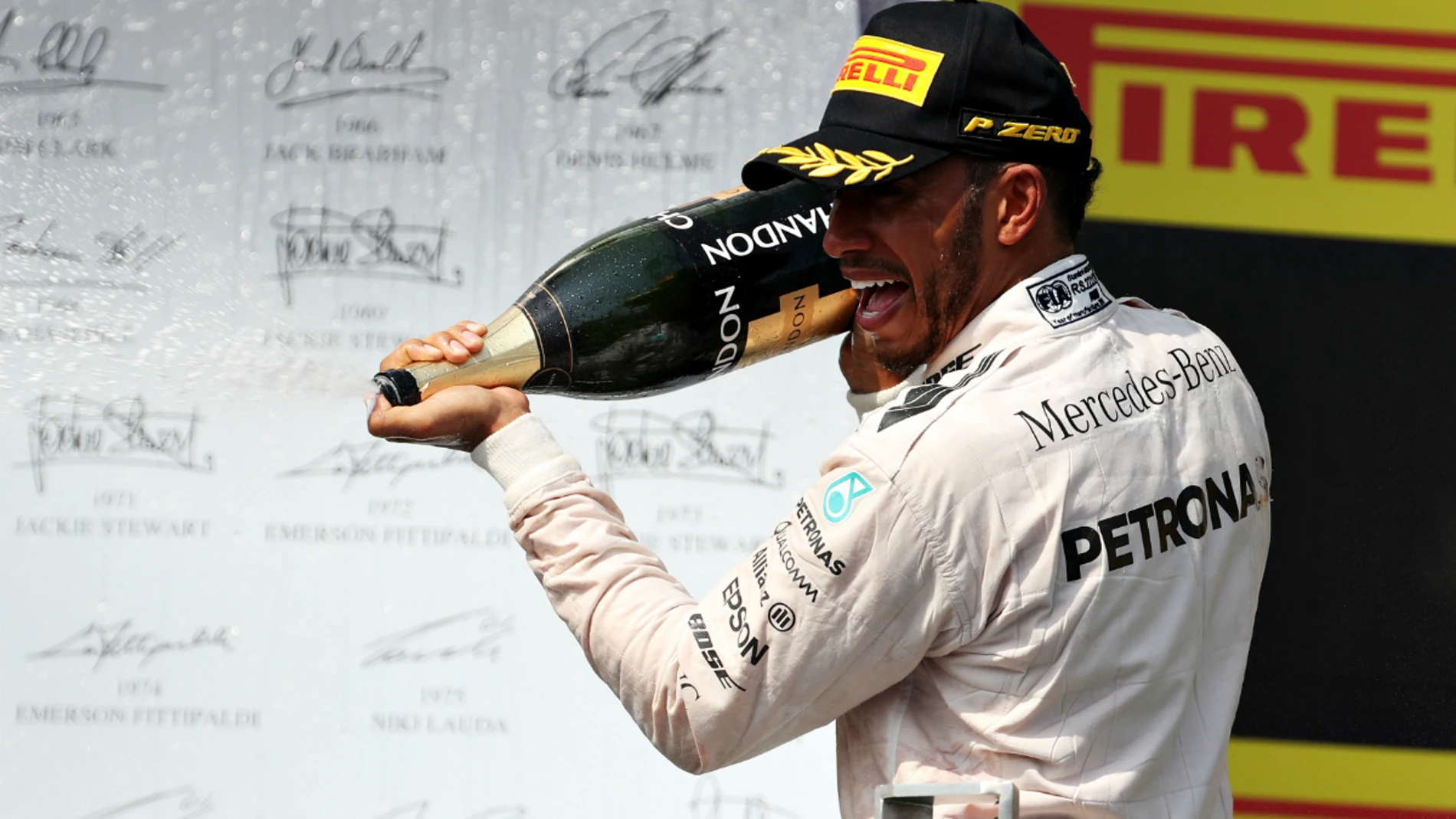 Hamilton, feliz con el champán