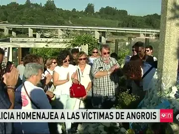 Frame 101.46383 de: Rinden homenaje a las víctimas de Angrois coincidiendo con la hora exacta en la que se produjo la tragedia Frame 101.46383 de: Rinden homenaje a las víctimas de Angrois coincidiendo con la hora exacta en la que se produjo la tragedia