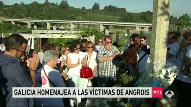 Rinden homenaje a las víctimas de Angrois coincidiendo con la hora exacta en la que se produjo la tragedia