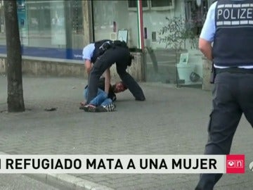 Frame 75.732954 de: Detenido un refugiado sirio, demandante de asilo, tras matar a machetazos a una mujer en Alemania Frame 75.732954 de: Detenido un refugiado sirio, demandante de asilo, tras matar a machetazos a una mujer en Alemania