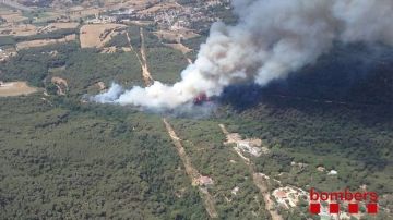 Bombers de la Generalitat trabaja en un incendio en Blanes   GIRONA | EUROPA PRESS