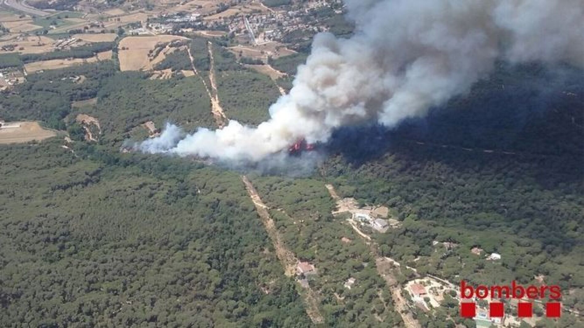 Bombers de la Generalitat trabaja en un incendio en Blanes GIRONA | EUROPA PRESS