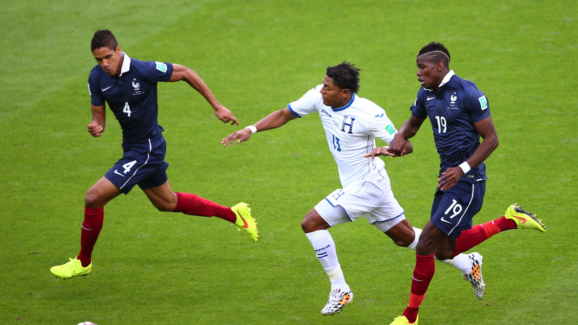 Varane y Pogba jugando juntos en la selecci&oacute;n francesa