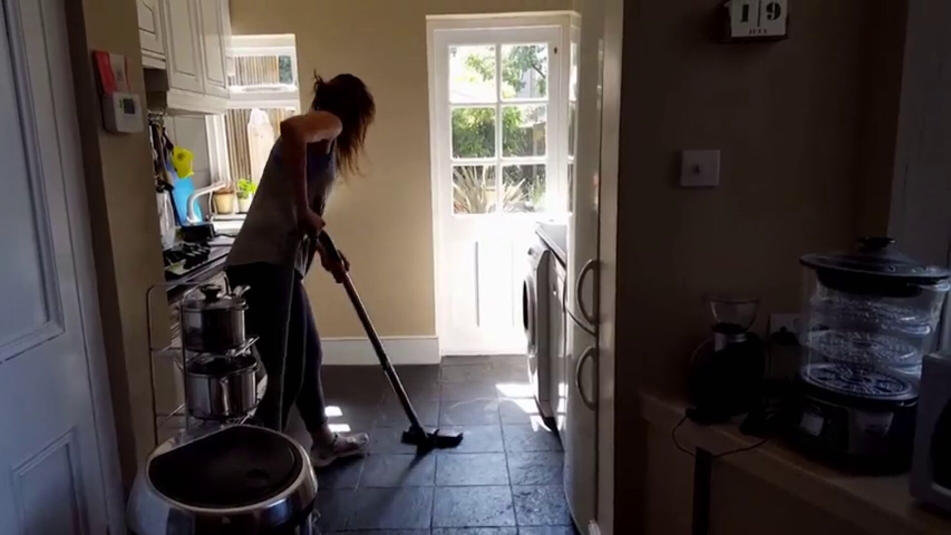 Frame 38.537078 de: “Au pair” españolas convertidas en mano de obra barata