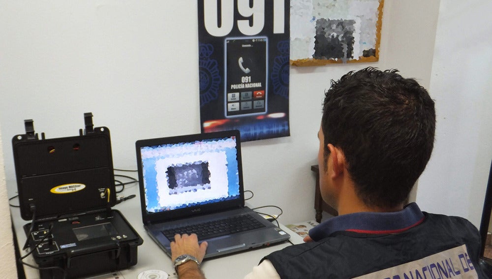 Un agente revisa los materiales