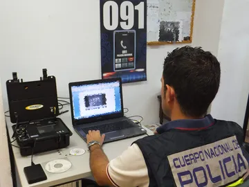 Un agente revisa los materiales Un agente revisa los materiales