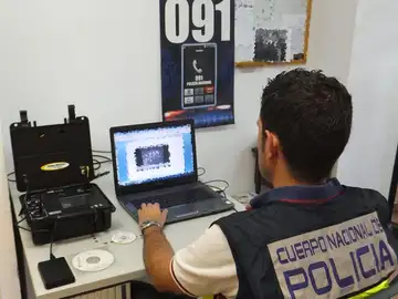 Un agente analiza material informático de contenido pedófilo Un agente analiza material informático de contenido pedófilo