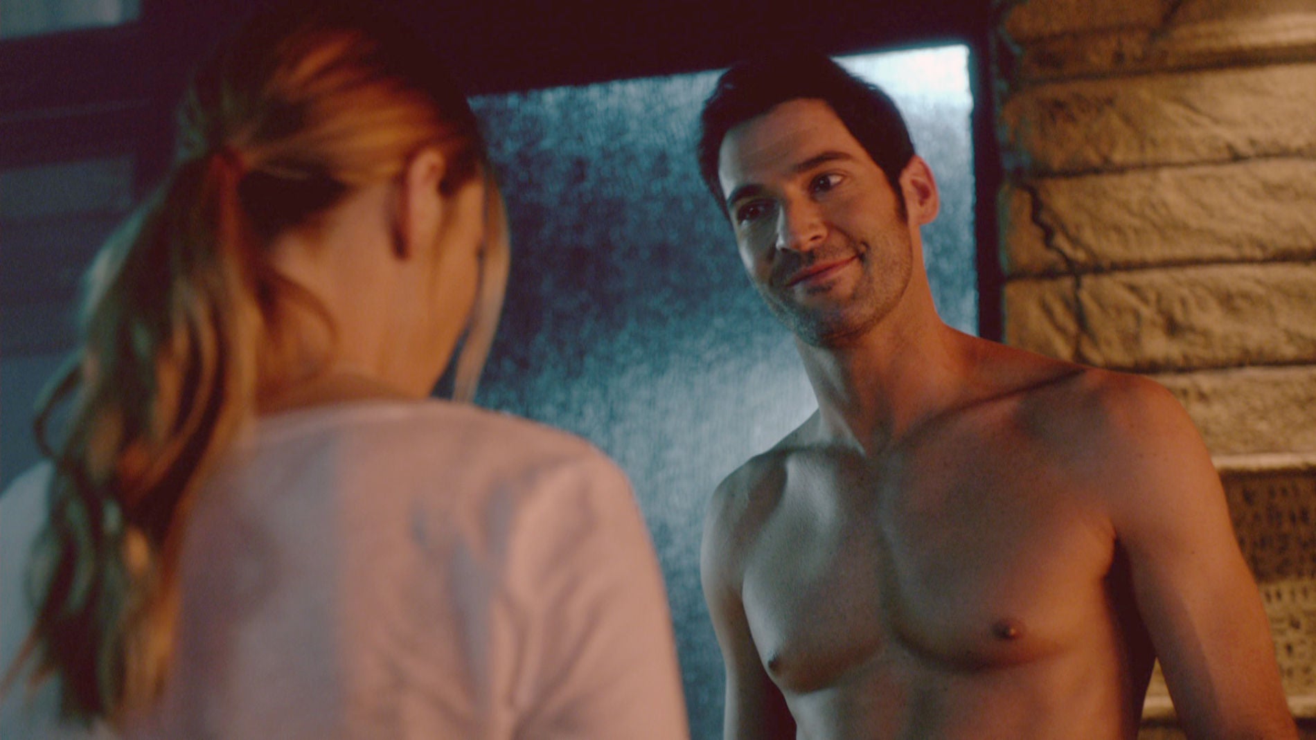 Lucifer se desnuda frente a Chloe