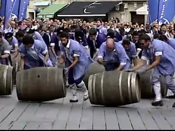 Frame 2.443176 de: Carrera de barricas de vino por el centro de Vitoria Frame 2.443176 de: Carrera de barricas de vino por el centro de Vitoria