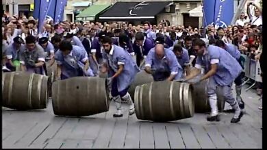 Vitoria celebra su primera 'carrera de barricas de vino'