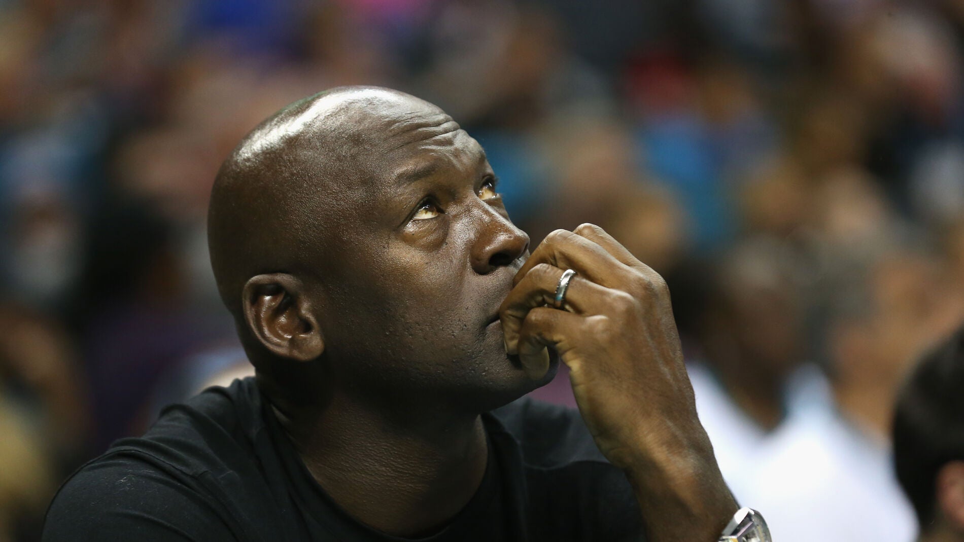 Michael Jordan, pensativo durante un partido de la NBA