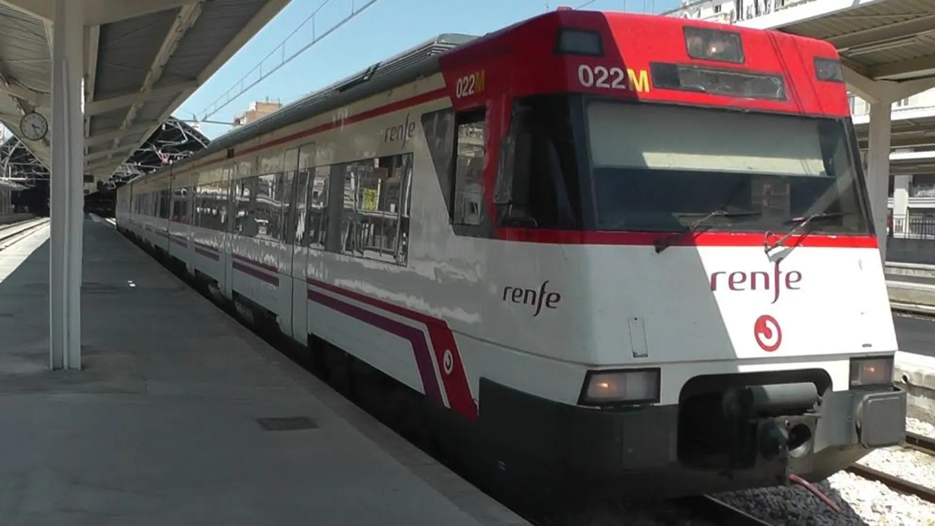 Un tren de Cercanías Un tren de Cercanías