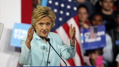 Clinton acusa a Trump de incitar a la violencia tras su comentario sobre las armas