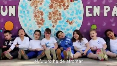 Gloria Gaynor visita a los alumnos de un colegio que han versionado su 'I will survive'