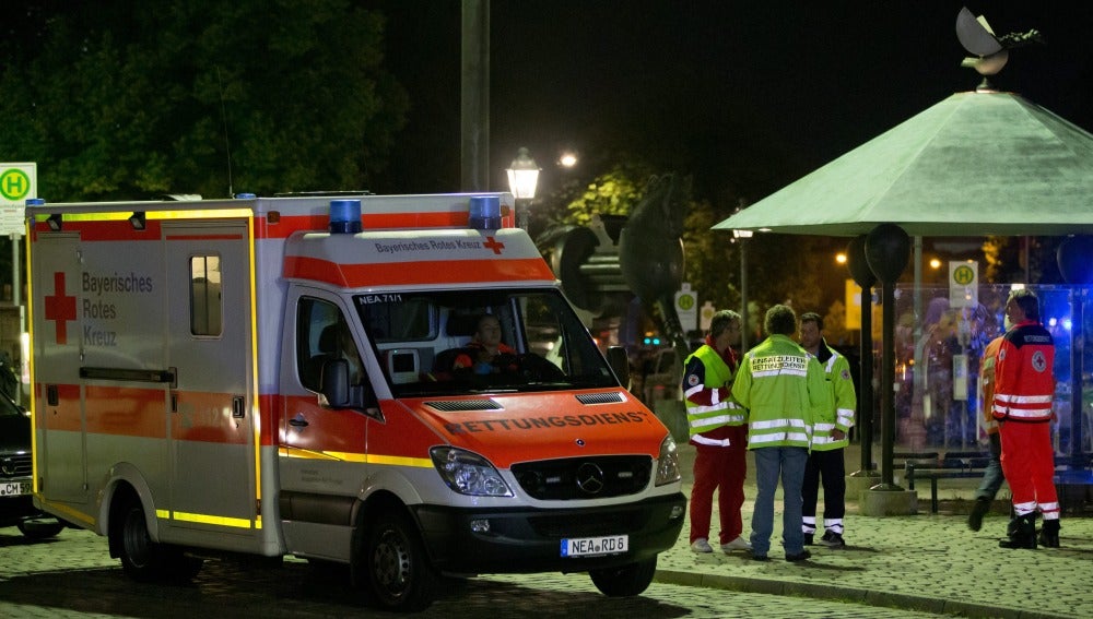 Efectivos sanitarios en el lugar de la explosión en Ansbach.