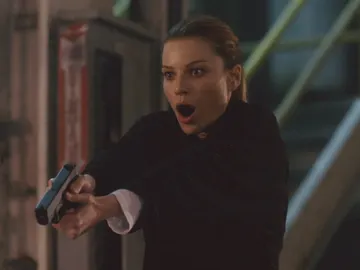 Chloe Decker dispara a Lucifer Chloe Decker dispara a Lucifer