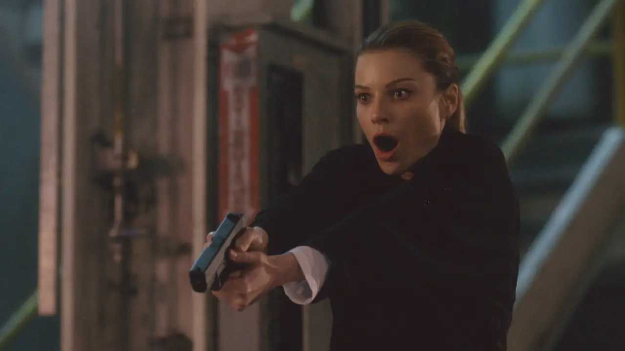 La detective Decker dispara a Lucifer