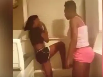 La madre golpea brutalmente a su hija La madre golpea brutalmente a su hija