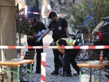 Policías revisan la escena tras la explosión registrada en Ansbach (Alemania).