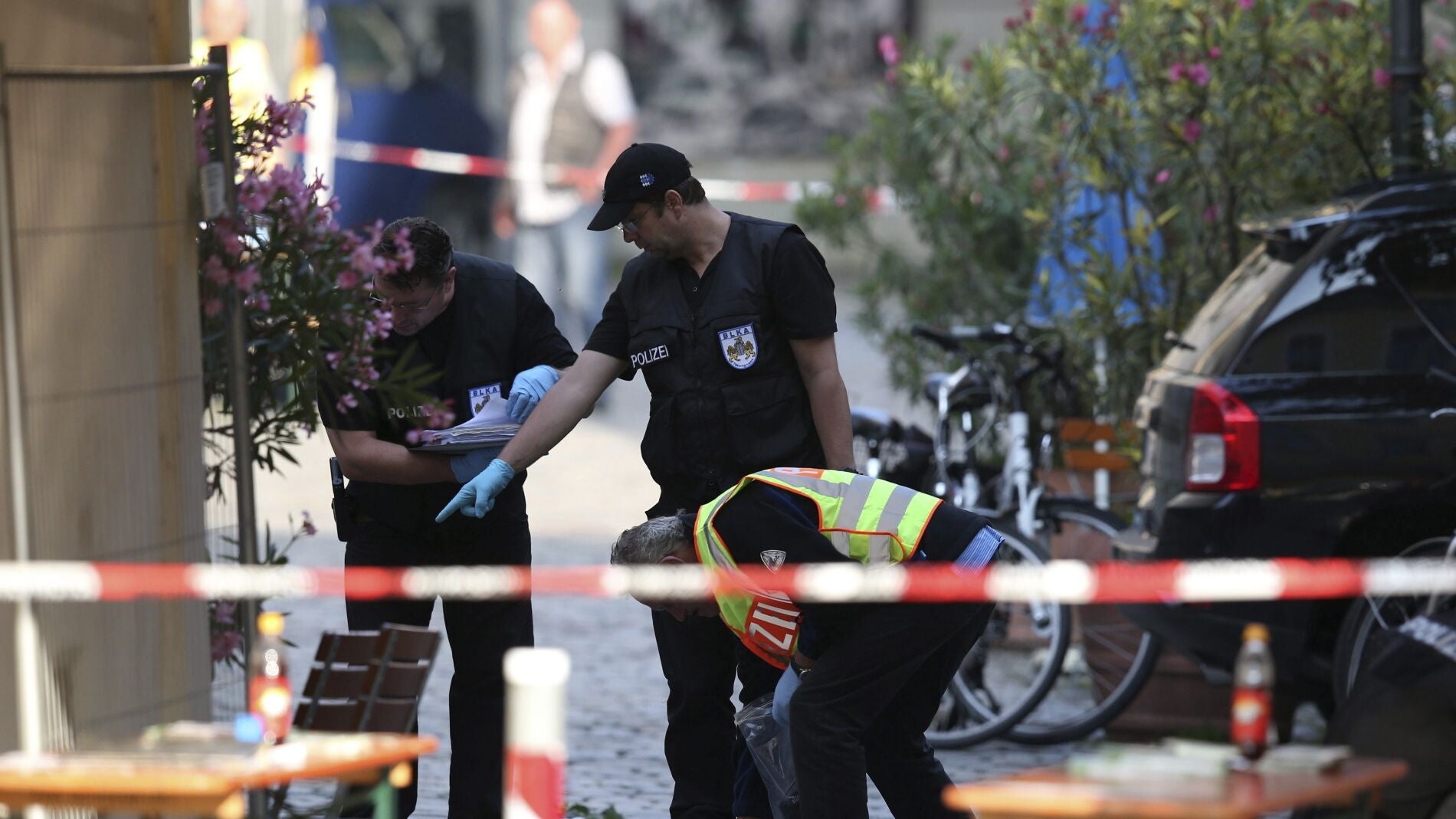 Polic&iacute;as revisan la escena tras la explosi&oacute;n registrada en Ansbach (Alemania).