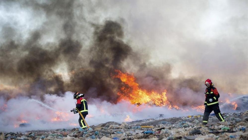 Bomberos trabajan en las labores de extinción del incendio