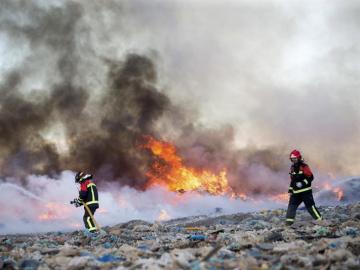 Bomberos trabajan en las labores de extinción del incendio 