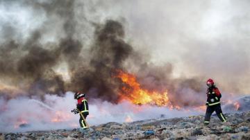 Bomberos trabajan en las labores de extinción del incendio 