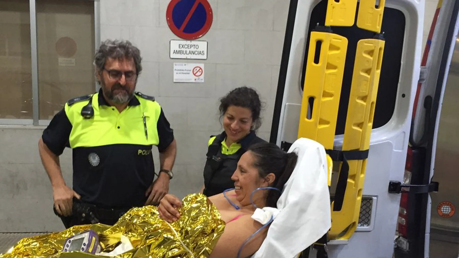 La Policía asiste a una mujer que daba a luz en plena calle. La Policía asiste a una mujer que daba a luz en plena calle.