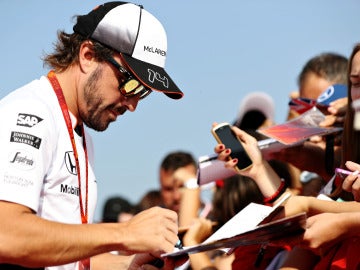 Fernando Alonso firma autógrafos en Hungaroring