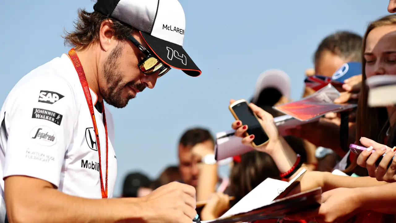 Fernando Alonso firma autógrafos en Hungaroring