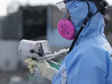 Un operario en Fukushima Un operario en Fukushima
