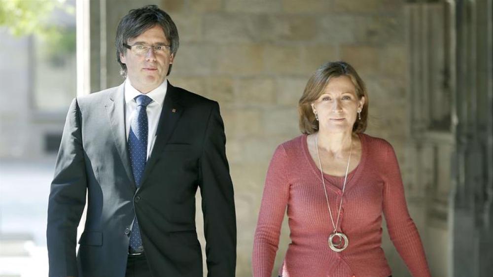 El presidente de la Generalitat, Carles Puigdemont, junto a la presidenta del Parlament, Carme Forcadell