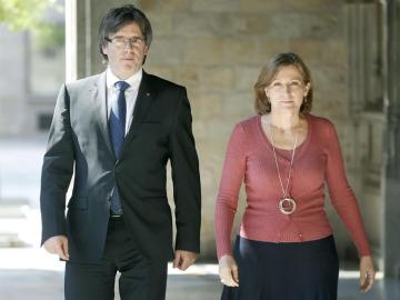 El presidente de la Generalitat, Carles Puigdemont, junto a la presidenta del Parlament, Carme Forcadell