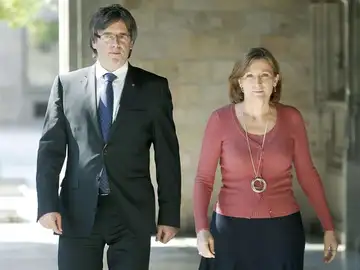 El presidente de la Generalitat, Carles Puigdemont, junto a la presidenta del Parlament, Carme Forcadell El presidente de la Generalitat, Carles Puigdemont, junto a la presidenta del Parlament, Carme Forcadell