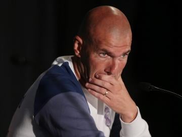 Zidane, serio en rueda de prensa