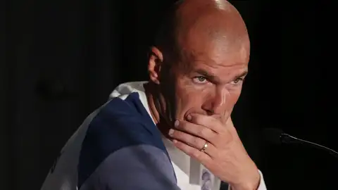 Zidane, serio en rueda de prensa Zidane, serio en rueda de prensa
