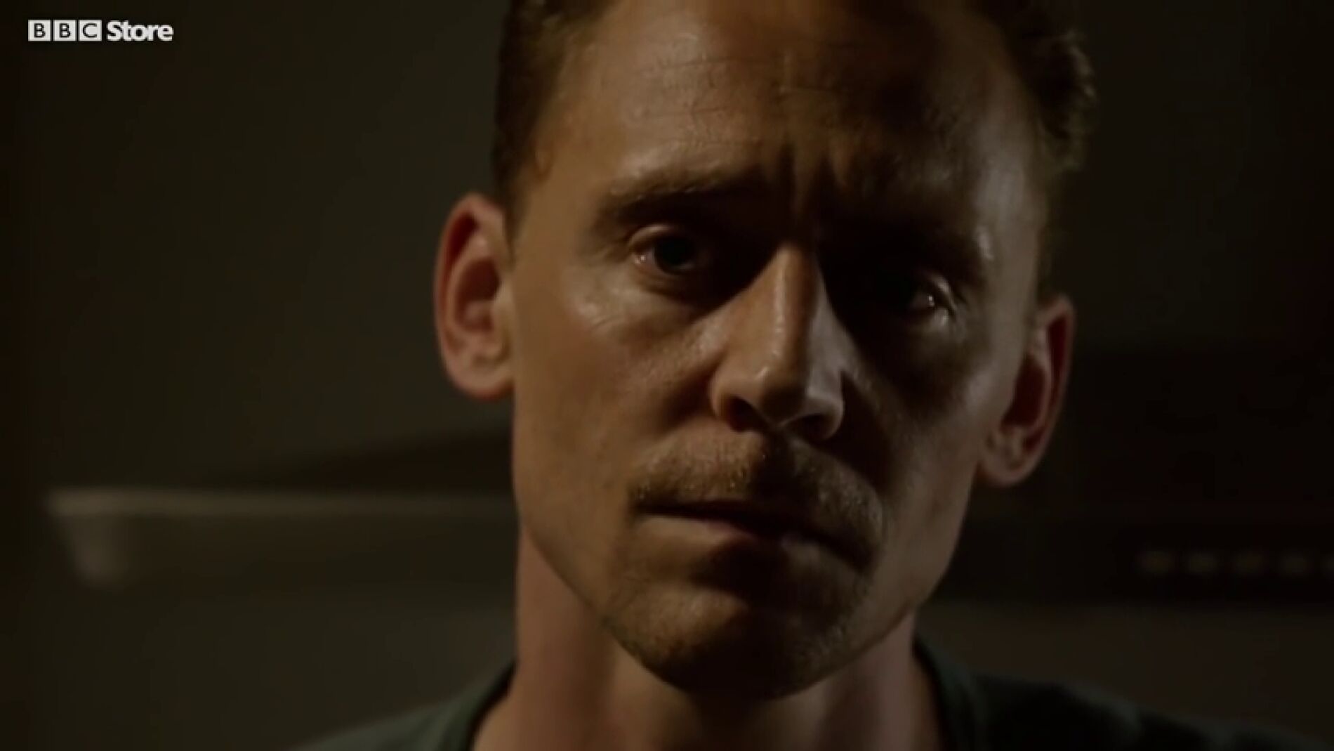 Frame 19.573718 de: El montaje que ha hecho creer a los fans que Tom Hiddleston sería el hermano de Holmes en 'Sherlock'