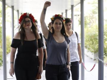 Las activistas de Femen a su llegada al juzgado.