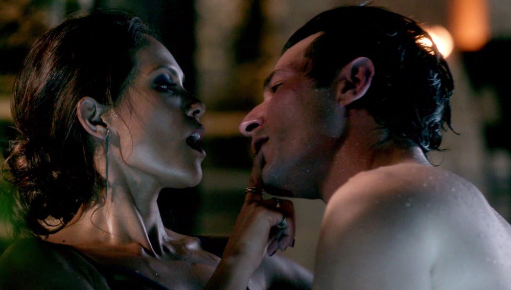 Maze utiliza sus artes de seducción para ayudar a Lucifer