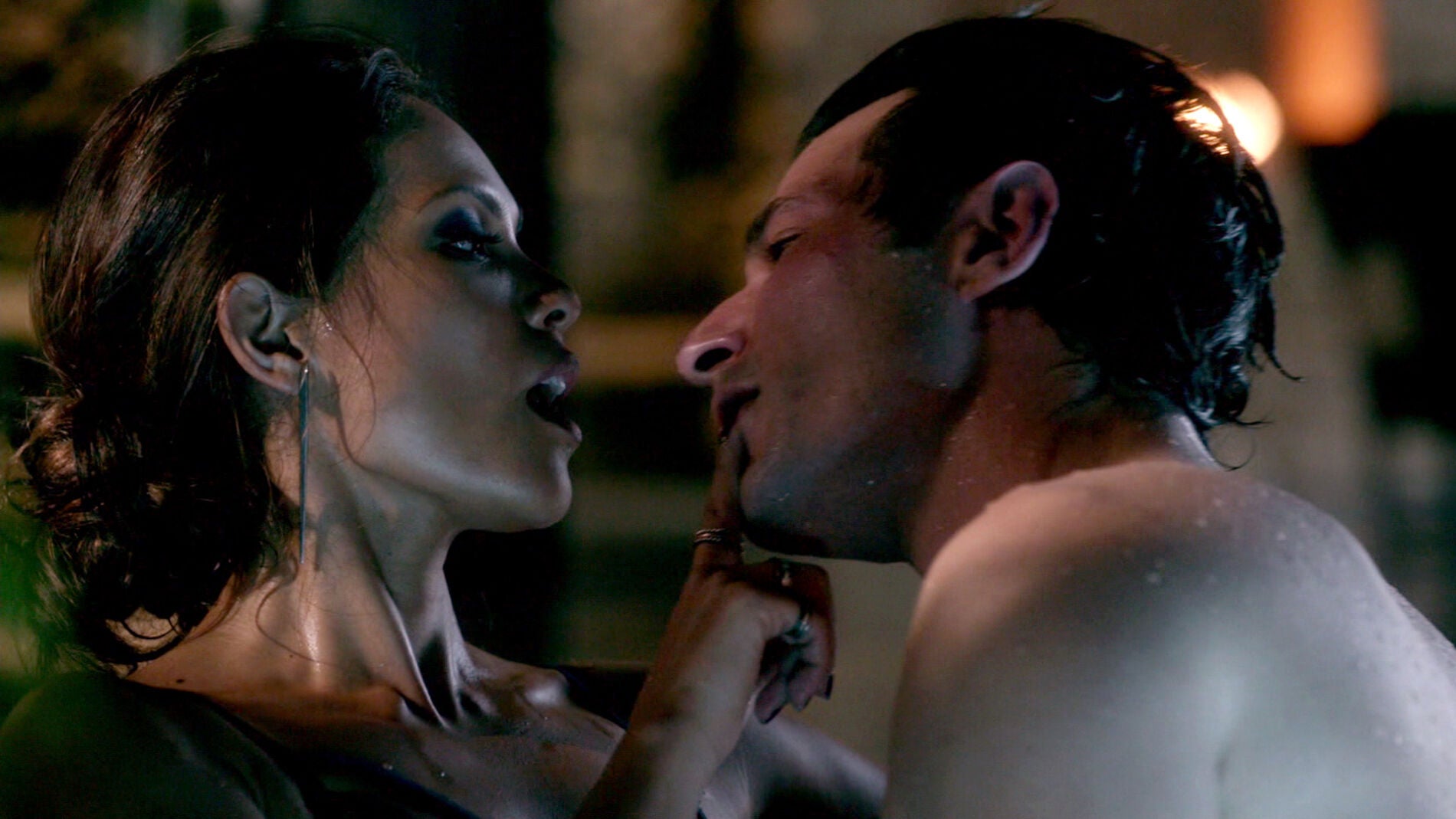 Maze utiliza sus artes de seducci&oacute;n para ayudar a Lucifer