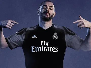 Benzema presenta la tercera equipación del Real Madrid Benzema presenta la tercera equipación del Real Madrid