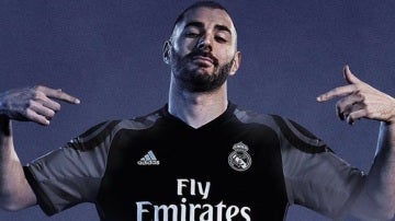 Benzema presenta la tercera equipación del Real Madrid