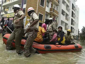 Trasladan a los afectados por las inundaciones en la India Trasladan a los afectados por las inundaciones en la India