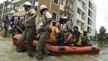 Trasladan a los afectados por las inundaciones en la India